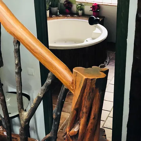 منزل ريفي Casa Rustic Suites, Jacuzi & Chert